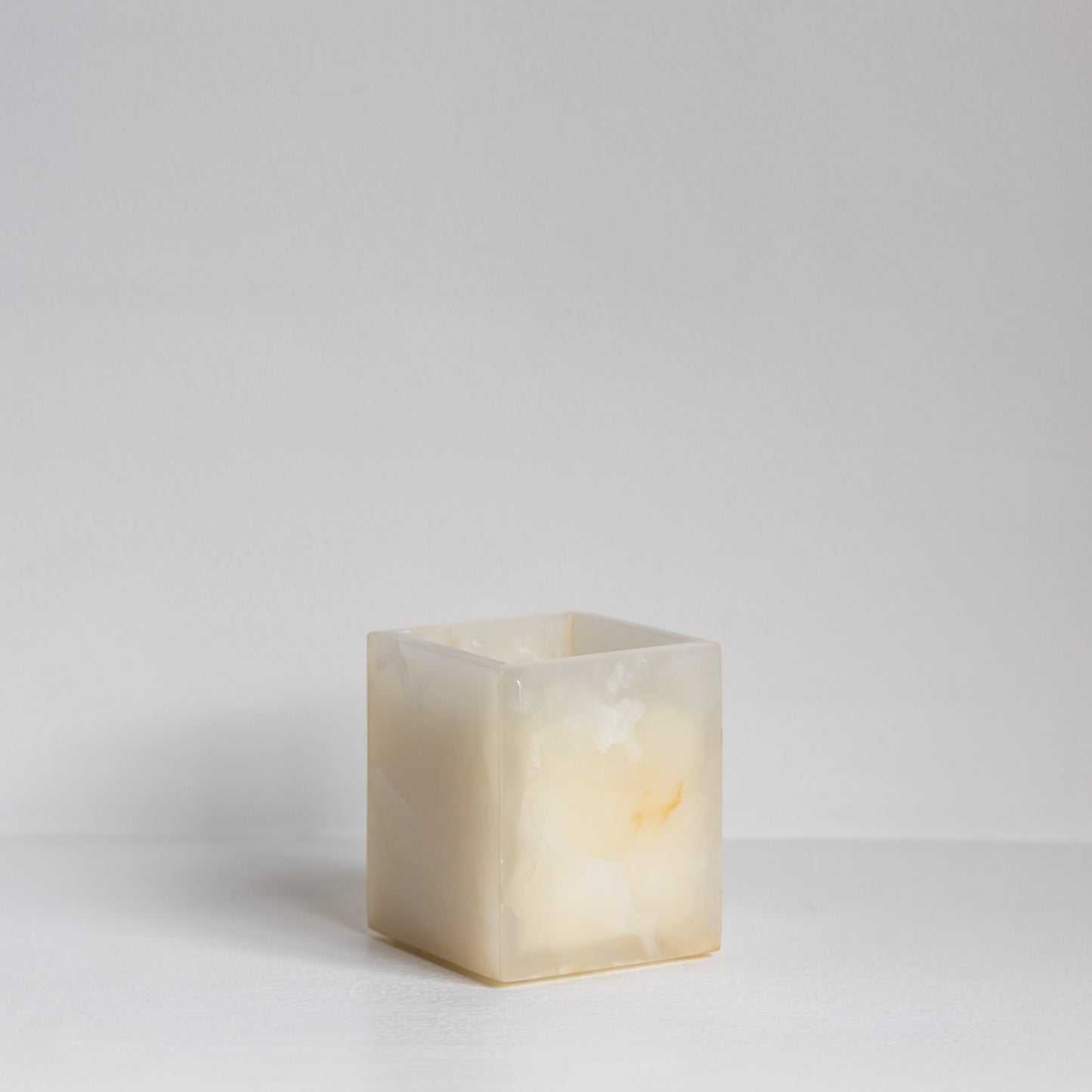 Dawn Candle White Onyx • Sandalwood & Amber