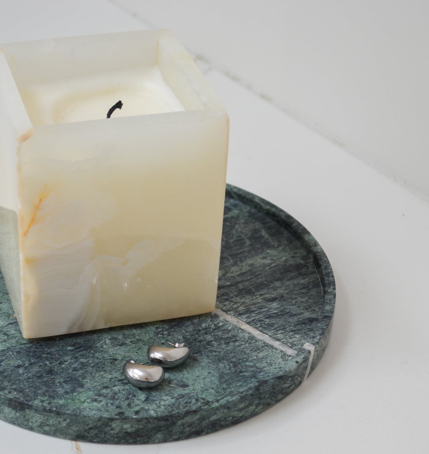 Dawn Candle White Onyx • Sandalwood & Amber